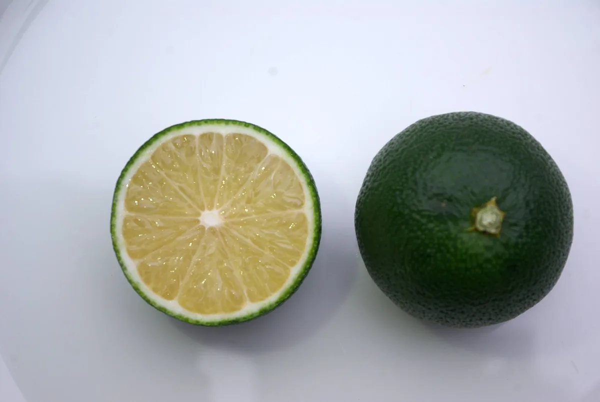 半分に切ったへべすの断面と、丸ごとのへべす